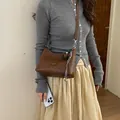 Elegante borsa sottobraccio intrecciata marrone da donna con ciondolo a nappa raffinato - Piccolo Con Ciondolo / Marrone