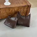 Borsa a spalla hobo intrecciata marrone da donna, moda 2026 - Taglia S / Caffè