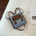 Mochila pequeña elegante de mezclilla azul claro y cuero marrón con asa superior - Sin Colgante / Marrón