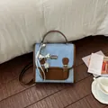 Mochila vaquera azul para mujer con ribete de cuero marrón y colgante deco - Con Colgante / Marrón