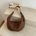 Retro brown crescent hobo bag for women with adjustable strap and silver zipper closure - Regular Fit / Brown