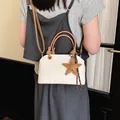 Sac à bandoulière chic en toile blanche avec bordure en cuir marron et breloque en étoile - Avec Pendentif Étoile / Blanc Cassé