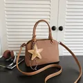 Sac bandoulière en similicuir marron avec breloque étoile et poignées - Avec Pendentif Étoile / Marron