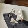 Stijlvolle witte bucketbag met stippen en verstelbare schouderriem voor dames mode - Broken Wit