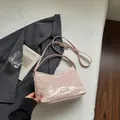 Roze hobo tas met stippen, verstelbare schouderriem en handvat - Roze