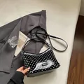 Elegante glanzende zwarte tas met stippen en een verstelbare schouderriem voor dames - Zwart