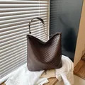 Grote bruine geweven hobo tas met verstelbare riem voor een stijlvolle vrouw - Groot (33x13x29cm) / koffiekleur