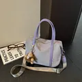 Cabas en nylon lavande avec anses violettes et porte-clés lion en peluche. - Avec pendentif / Gris