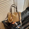 Sac cabas élégant en nylon kaki avec bordure marron et breloque en peluche mignonne - Avec pendentif / Kaki