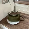 Κομψή λαδί πλεκτή τσάντα bucket για γυναίκες με στυλάτα ασημένια μεταλλικά στοιχεία - Πράσινο