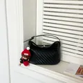 Κομψή μαύρη πλεκτή τσάντα ώμου με σχήμα κουβά και χαριτωμένο μπρελόκ κούκλας - Μαύρο Με Μενταγιόν Αρκουδάκι