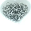 Ganchos de pendientes plateados en un plato de cerámica blanca con forma de corazón. - Platino Retención de Color (xh2233129) / Paquete de 10