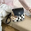 Stilvoller Mini-Rucksack mit schwarzen Punkten und einem süßen Plüschbären-Anhänger - Mit Anhänger-Stil / Gebrochenes Weiß