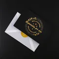 Premium schwarze Grußkarte mit eleganter Goldfolienprägung und einem weißen Briefumschlag - Glück Exklusiv