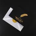 Elegante schwarze Grußkarte mit Goldfeder-Design und weißem Umschlag-Geschenkset - Feder Begegnung