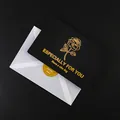 Elegante schwarze Grußkarte mit goldenem Rosendesign und weißem Umschlag - Rosenfreude