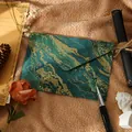Elegante sobre de mármol verde vintage con relieve de lámina dorada para invitaciones - Sobre Relieve Dorado / 1 Pieza / Verde Oscuro
