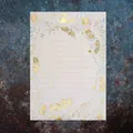 Elegante carta da lettere cielo stellato con piume dorate su sfondo scuro. - Carta da Lettera con Piume Bianche / Set di 8 fogli