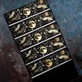 Buste cielo stellato nere con motivi di luna e piume in lamina oro e argento. - Busta con Piume Nere / 5 Pezzi