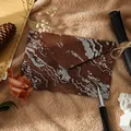 Sobre vintage marrón jaspeado con relieve plateado elegante para invitaciones. - Sobre Relieve Dorado / 1 Pieza / Café