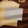 Set de papel de cartas kraft vintage con un sobre gris sobre una mesa de madera - 1 Sobre / Gris claro niebla