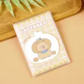 Simpatico mini taccuino Capybara A7 con copertina in plastica e motivo a scacchi - Capybara con Caffè