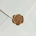 Élégant sceau de cire doré avec relief 'For You' sur une enveloppe blanche texturée - Wax Seal Sticker / 1 Pièce