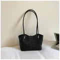 Close-up detail of a black woven hollow-out tote bag with long handles for beach vacation - Without Pendant / Black