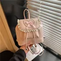 Eleganter Mini-Rucksack in Rosa mit Spitzenbesatz und einem Perlenherz mit Schleife - Rosa (JC1560)