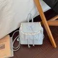 Elegante hellblaue Mini-Vintage-Rucksacktasche mit Spitzenbesatz und Perlenherz-Detail - Blau (JC1560)