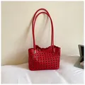 Minimalist vibrant red woven hollow-out tote bag perfect for summer beach vacations - Without Pendant / Red