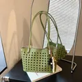 Stijlvolle groene geweven draagtas met houten kralen hanger voor de zomer - Met Hanger / Groen