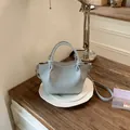 Kleine hellblaue Beuteltasche für Damen mit eleganten Knoten und Umhängeriemen - Standardausführung / Blau