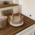 Minimalistische khakifarbene Leder Eimertasche mit geknoteten Griffen und Riemen - Standardausführung / Khaki
