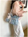 Borsa a tracolla in denim blu con pieghe grandi di tendenza e ciondolo a stella - con portachiavi / Azzurro