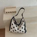Elegante bolso tote de lona con lunares blancos y negros con colgante de flores - Bolso Tote Grande de Lunares (SS27167) / Blanco Roto