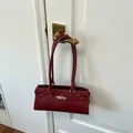 Minimalistische bordeauxrode kunstleren schoudertas met goudkleurige draaisluiting - Basis stijl / Rood