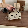 Stijlvolle beige mini crossbody tas met zwarte stippen en een zilveren ketting - Wit