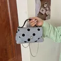 Modieuze lichtblauwe mini-crossbodytas met stippen, zilveren ketting en een bovenhandvat. - Blauw