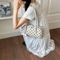 Chique vintage polka dot schoudertas voor woon-werkverkeer in crème - Wit met hanger