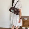 Vintage bruine schoudertas met stippen, schattige strik en parelhanger voor dames. - Koffie Met Konijnenhanger