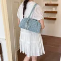 Lichtblauwe schoudertas met witte stippen en een parel- en strikbedelaccessoire - Blauw met Hanger