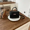 Piccola borsa a mano quadrata nera vintage con chiusura argento e manico da donna - senza ciondolo / Nero