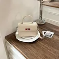 Elegante borsa a mano vintage color crema da donna con elegante chiusura rossa a scatto - senza ciondolo / Bianco
