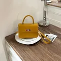 Elegante borsa a tracolla quadrata vintage in pelle gialla con manico superiore - senza ciondolo / Giallo