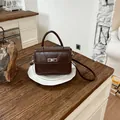 Elegante borsa a mano quadrata vintage in similpelle marrone con manico e tracolla - senza ciondolo / Marrone