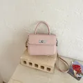 Piccola borsa a mano quadrata rosa retrò con chiusura argentata e tracolla rimovibile - senza ciondolo / Rosa