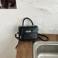 Elegante borsa a tracolla vintage in pelle nera con chiusura in metallo argento - con portachiavi / Nero