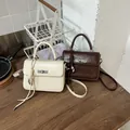 Borse a mano quadrate in ecopelle stile vintage da donna nei colori crema e marrone scuro - con portachiavi / Bianco