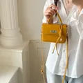 Piccola borsa a tracolla quadrata vintage giallo senape con manico e chiusura metallica - con portachiavi / Giallo